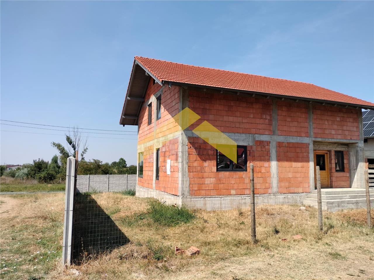 Casa la rosu de vanzare in comuna Sagu